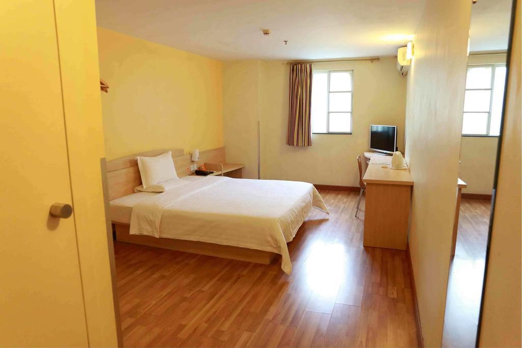 7Days Inn Chongqing Jiefangbei Jiaochangkou Subway Station Room photo